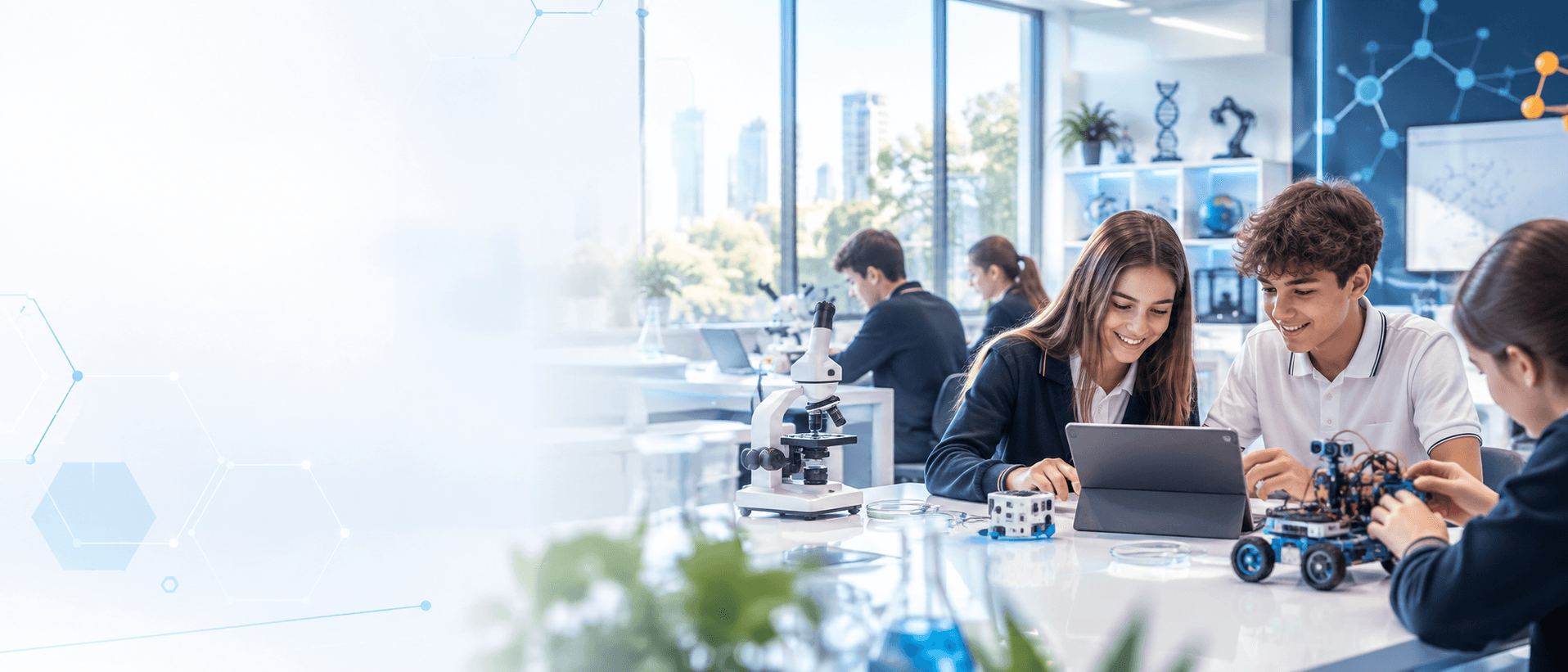 Estudiantes trabajando con microscopía, robótica y tecnología en un laboratorio educativo moderno